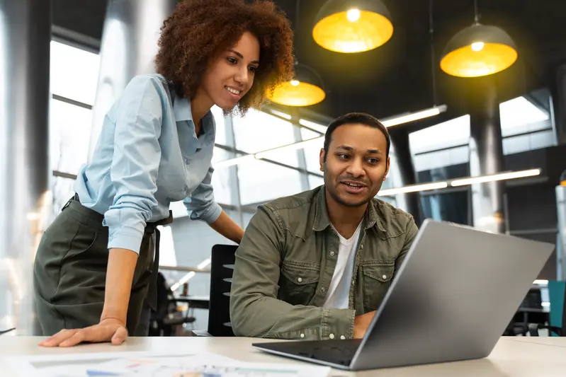 Équipe technique travaillant sur un projet d'intégration Odoo